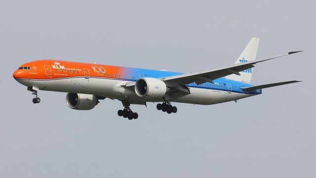 BOEING 777-300 (PH-BVA) - 100 years titels