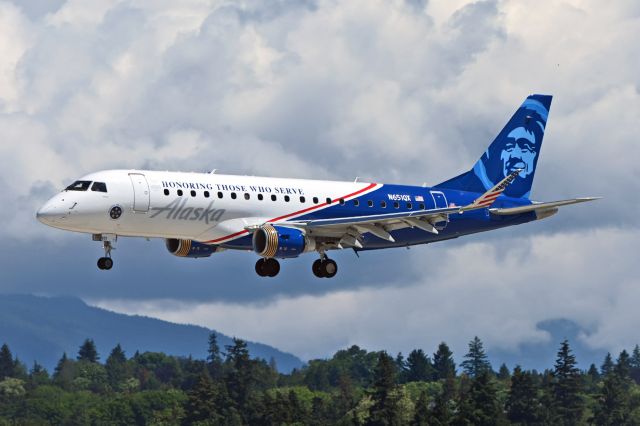 Embraer 175 (N651QX)