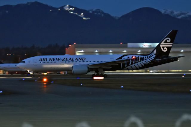 Boeing 777-200 (ZK-OKG)