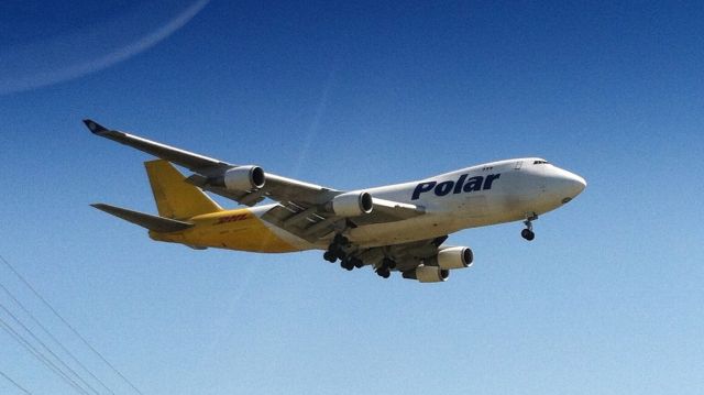 Boeing 747-400 (N452PA) - A Polar Air Cargo 747 coming in on runway 18C at KCVG