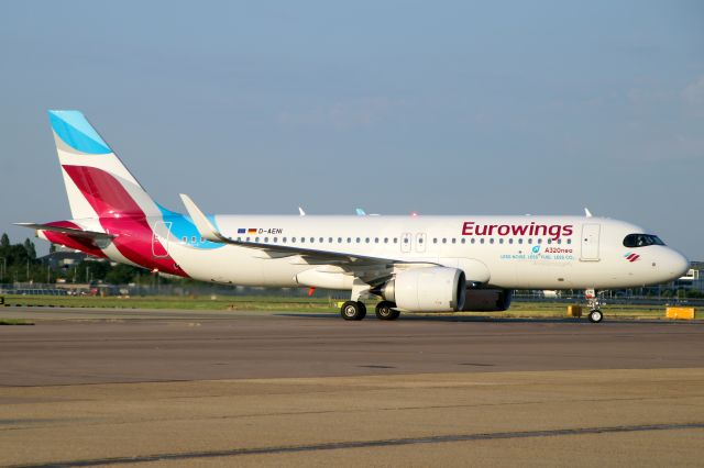 Airbus A320neo (D-AENI) - Taxiing to Stand 241 on 29-Jul-24 operating flight EWG468 from EDDK.