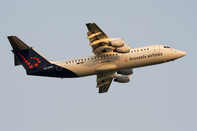 Avro RJ-100 Avroliner (OO-DWD)