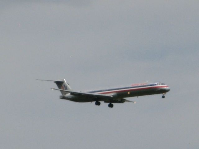 McDonnell Douglas MD-82 —