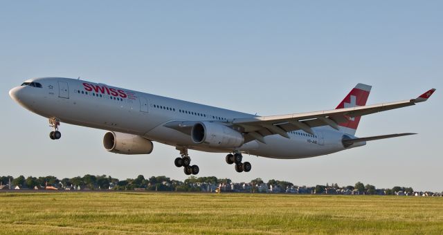 Airbus A330-300 (HB-JHB) - Floating in RWY27 on FlightAware.Com !