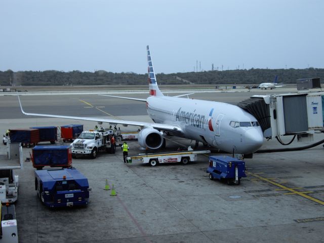 Boeing 737-800 (N990AN)