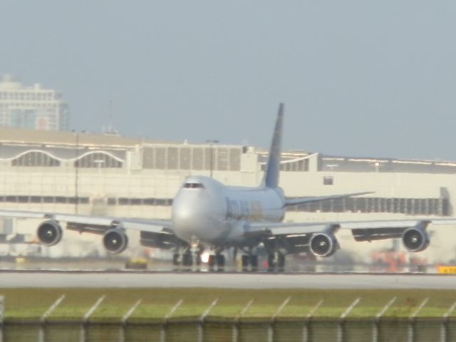 Boeing 747-400 (N477MC)