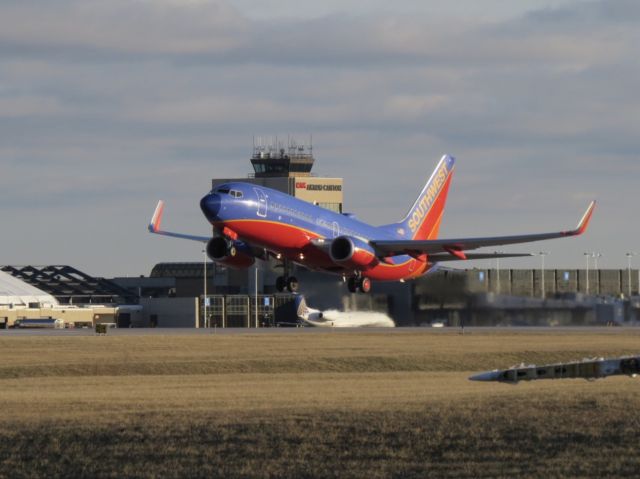 Boeing 737-700 (N964WN) - SWA 3825 departs CAK for ATL.