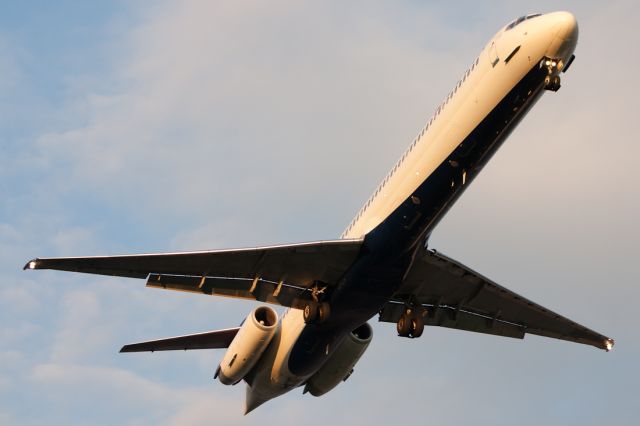 McDonnell Douglas MD-88 (N910DL) - DAL2161 on final for runway 27L in the golden light of the setting sun.