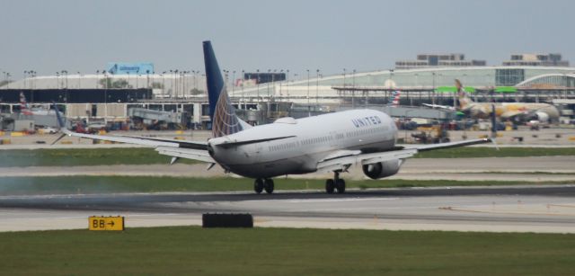 Boeing 737-900 (N66831) - Landing 10C