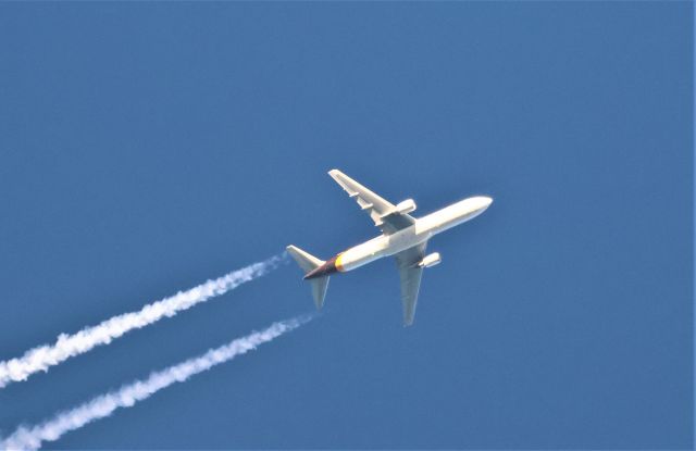 N365UP — - N365UP Boeing B-767-300 UPS Airlines UPS228 de East Midlands EMA vers Louisville SDF Altitude 10370 Mètres Vitesse 877 Km/H Survolant la Ville de Lavaltrie QC. le 05-05-2023 à 19:46