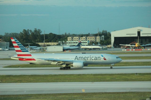 Boeing 777-200 (N778AN) - 111113 AAL on take-off roll Rwy 8R