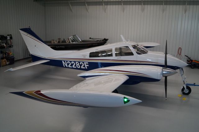 Cessna 310 (N2282F)