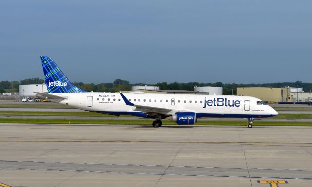 Embraer ERJ-190 (N203JB) - JetBlue Airways Embraer ERJ-190AR N203JB in Detroit 
