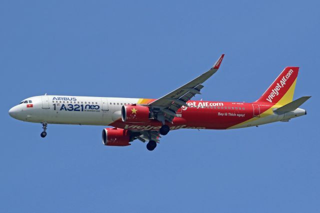Airbus A321neo (VN-A646) - Sticker "1st A321Néo in Southeast Asia"