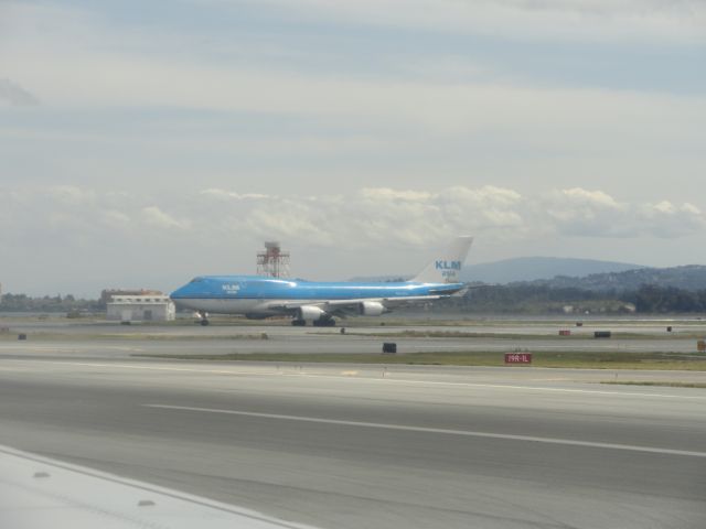 Canadair Challenger (N747) - on take-off roll from KSFO to Amsterdam on Arpil 17, 2012