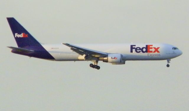 BOEING 767-300 (N120FE)