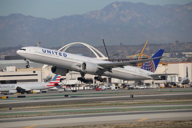 BOEING 777-300ER (N2333U)