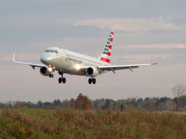 Embraer 175 (N105HQ)