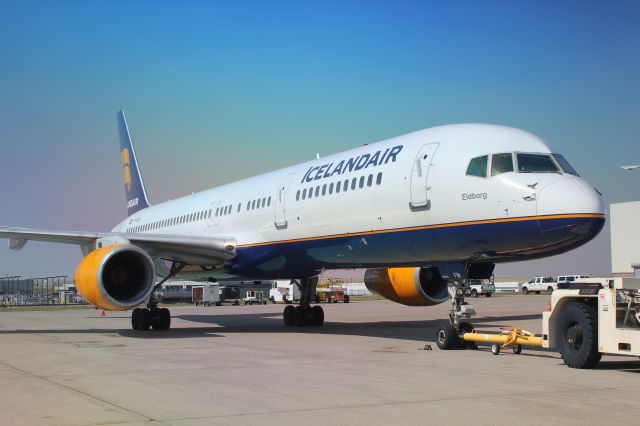 Boeing 757-200 (TF-FIN)