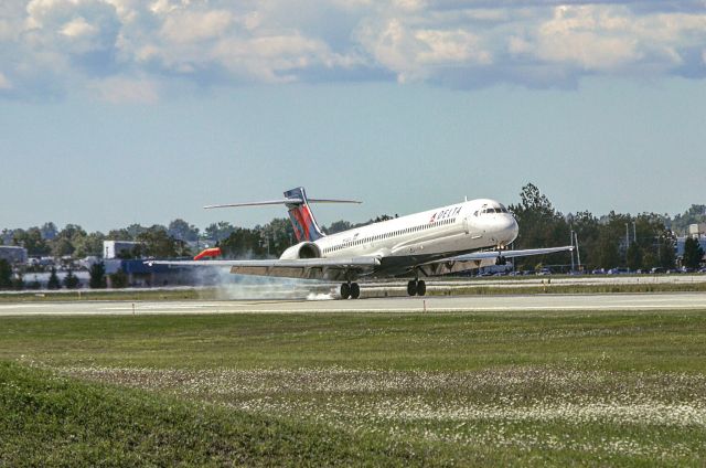 McDonnell Douglas MD-90 (N903DA)