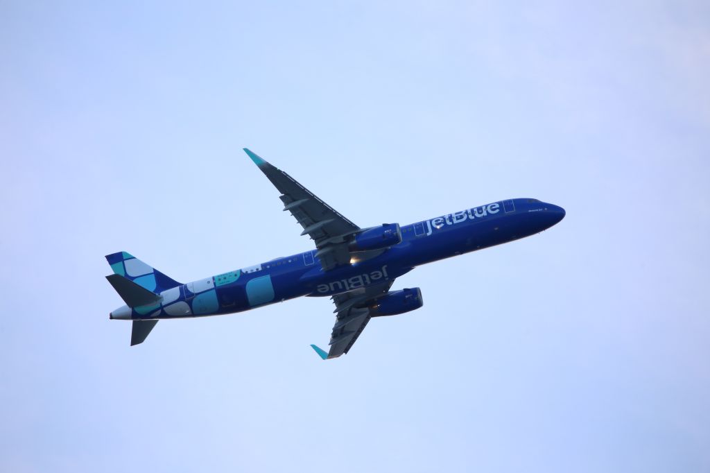 Airbus A321 (N985JT)