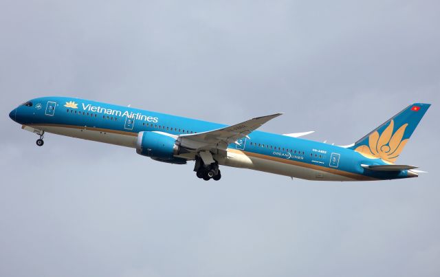 VN-A862 — - Climbing from Rwy 16R