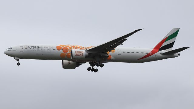 BOEING 777-300ER (A6-EPO)