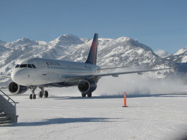 Airbus A319 (N360NB)