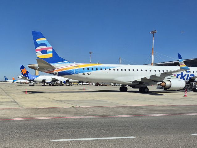 EMBRAER 195 (4X-EMC) - Arkia's E195 (4X-EMC), with Israir's A320 (4X-ABG), Azimuth's SU95 (RA-89189) & Red Wings TU-204 (RA-64518)