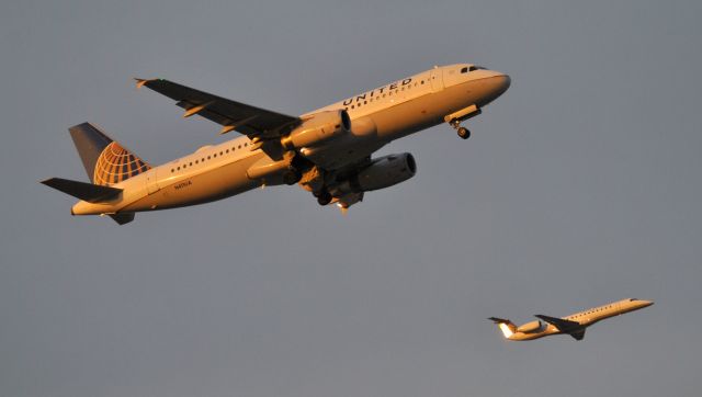 Airbus A320 (N411UA) - Racing an ERJ