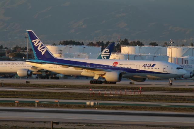 Boeing 777-200 (JA715A)