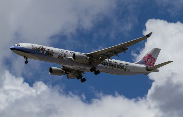 Airbus A330-300 (B-18358) - Masalu Taiwan on finals RWY 01 for the first time in the new livery 23/3/14