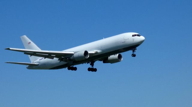 BOEING 767-300 (N795AX) - On short final is this 1985 Cargo Aircraft Mgmt. Boeing 767-281 from the Spring of 2022.