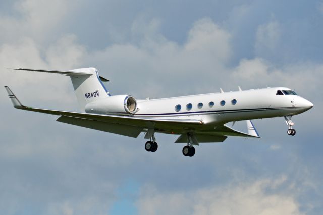 Gulfstream Aerospace Gulfstream V (N84GV) - EJM584 arriving from SAV with a new paint job 