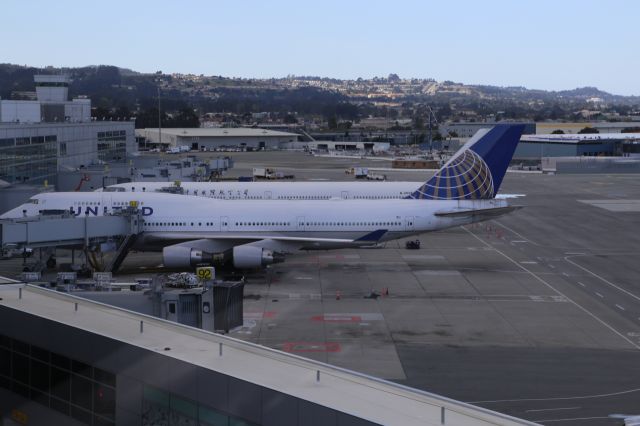 Boeing 747-200 (N175UA)