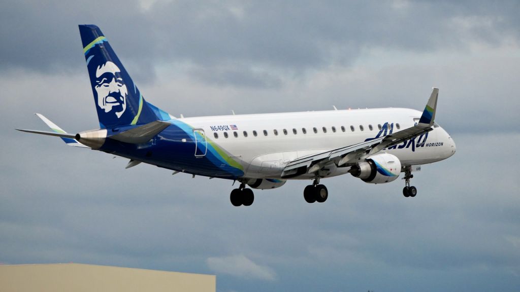 Embraer 175 (N649QX) - QXE2112 from LAS on short final to Rwy 16R on 9.10.21. (#N649QX / E175LR / cn #17000794).
