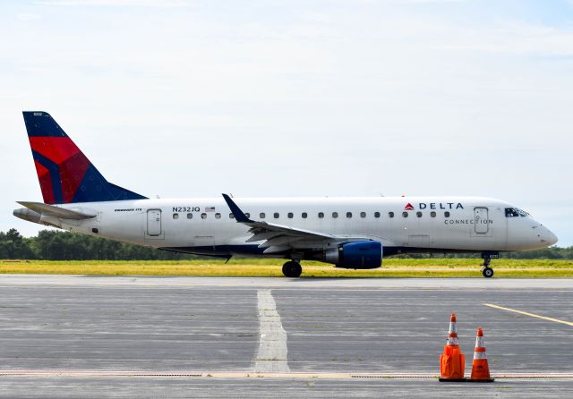Embraer 175 (N232JQ)
