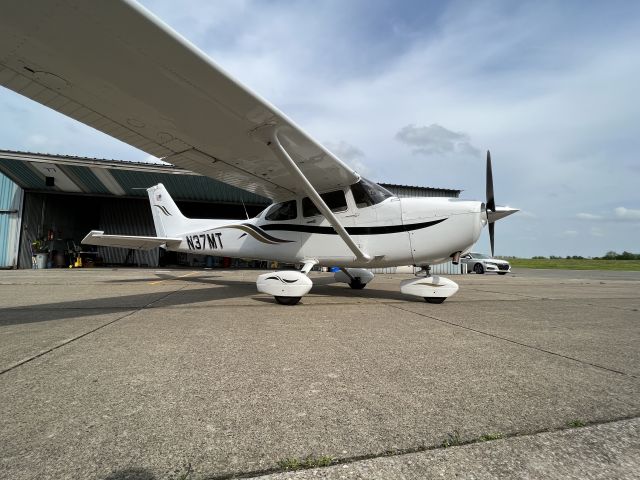 Cessna Skyhawk (N37MT) - Ramp