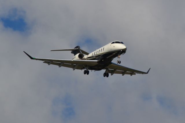 Bombardier Challenger 300 (N580FX) - CHALLENGER INVESTOR GROUP LLC "Flexjet" on final at KCLT - 10/8/18