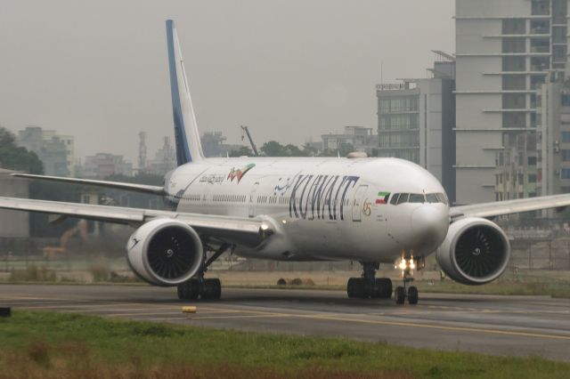 BOEING 777-300 (9K-AOI) - 5th Dec., 2021: Taxiing on Sierra for departure from rwy 32 at Dhaka's Zia International Airport.