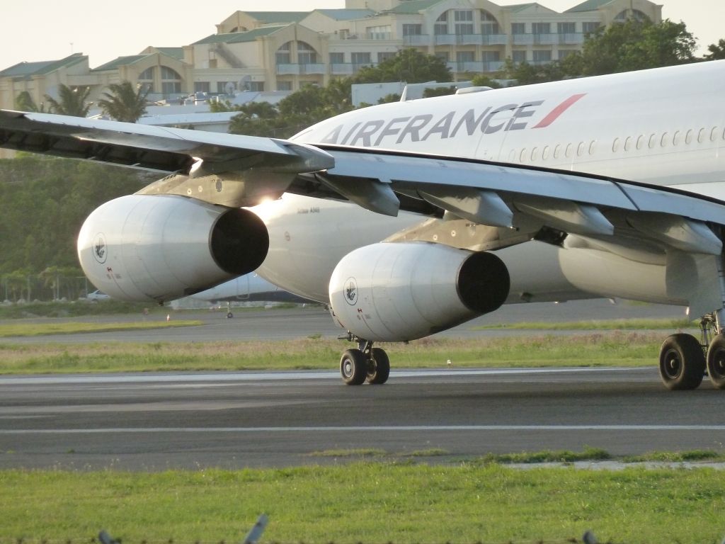 Airbus A340-300 (F-GLZJ)