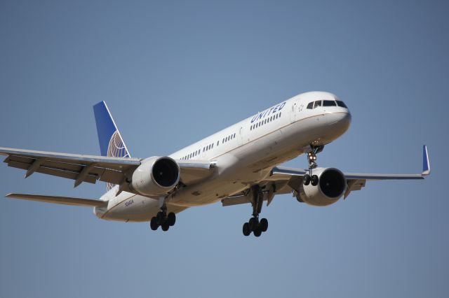 Boeing 757-200 (N544UA) - Landing 35R