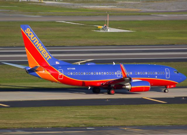 Boeing 737-700 (N7749B)