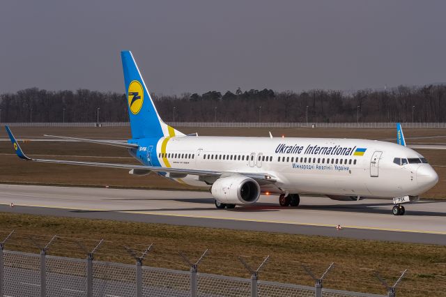 Boeing 737-700 (UR-PSK) - UR-PSK Ukraine International Airlines Boeing 737-94X(ER)(WL) coming in from Kiev (UKBB) @ Frankfurt (EDDF) / 08.04.2015