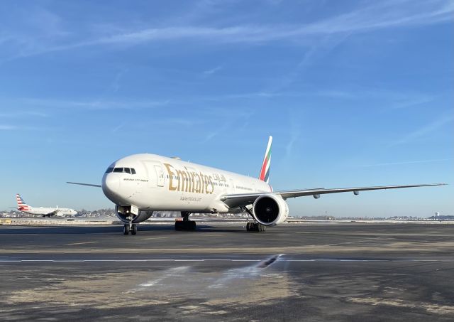 BOEING 777-300ER (A6-EQO)