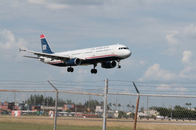 Airbus A321 (N557UW)