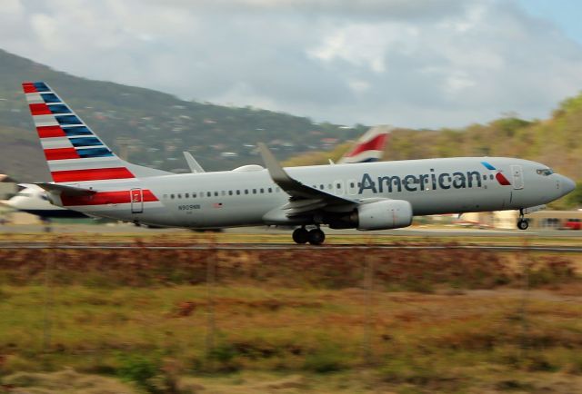 Boeing 737-800 (N909NN)