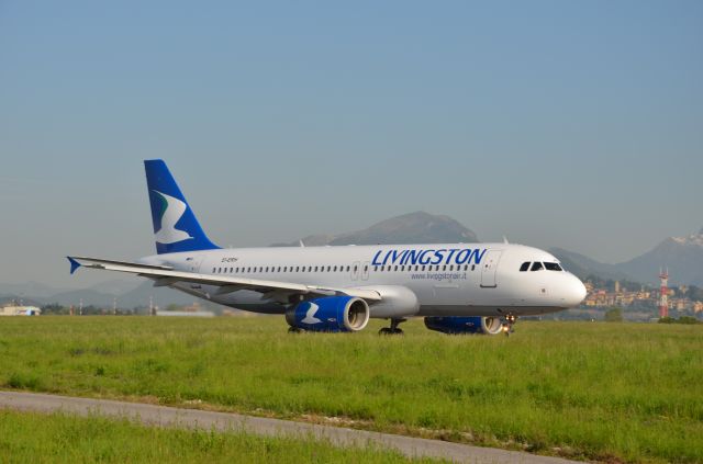 Airbus A320 (EI-ERH) - grassobbio tra la taxiway Bravo e taxiway Alfa