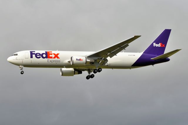 BOEING 767-300 (N191FE)