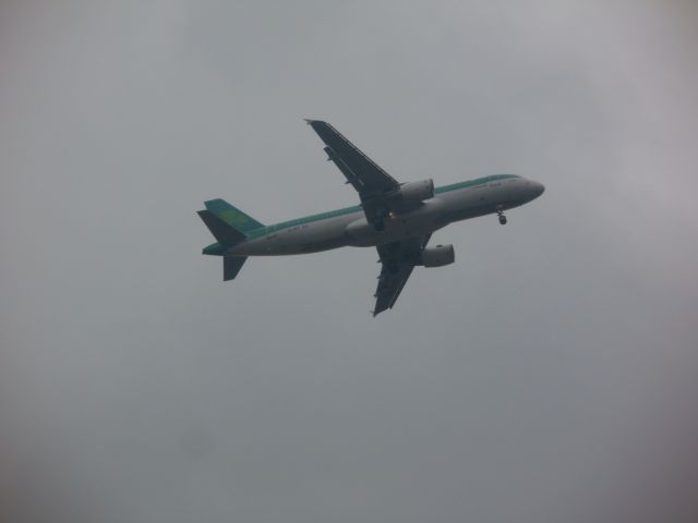 Airbus A320 (EI-DET) - Aer Lingus A320 on final approach for runway 27R, EGLL